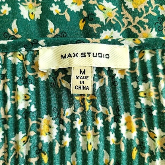 Max Studio Pleated Floral Top Size Medium - Picture 12 of 13